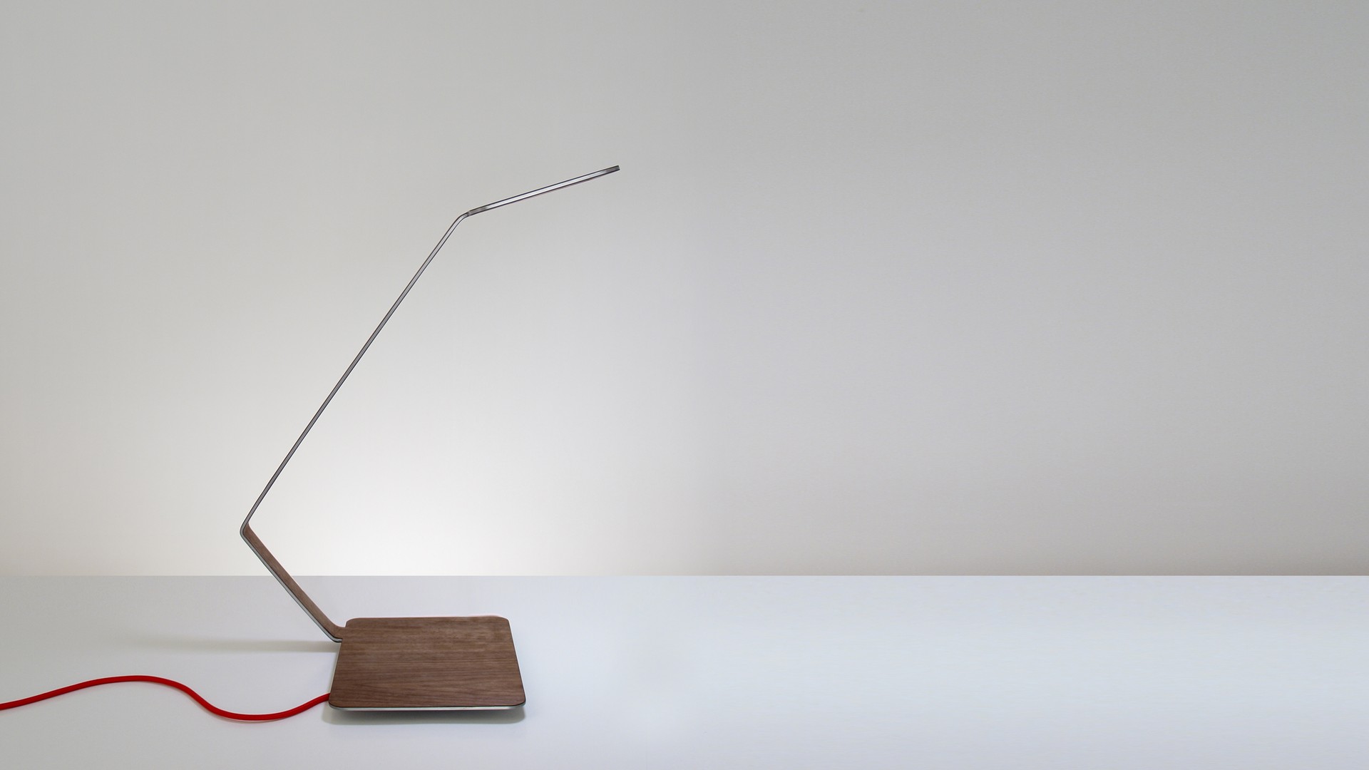 Lampada Lanx a OLED di Alessandro Marelli, impiallacciata in legno di noce