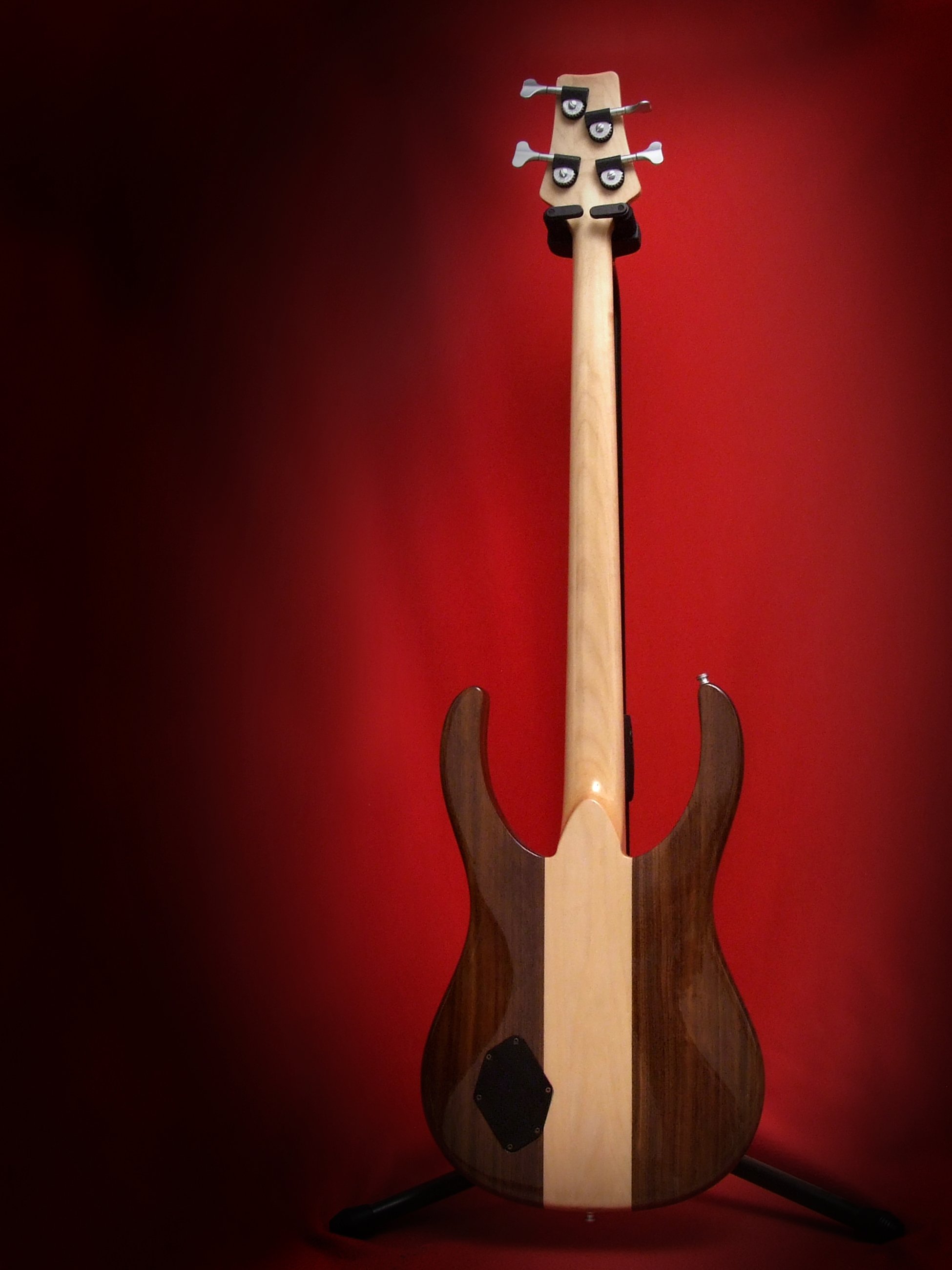 Dettaglio della venatura del legno del corpo del basso elettrico