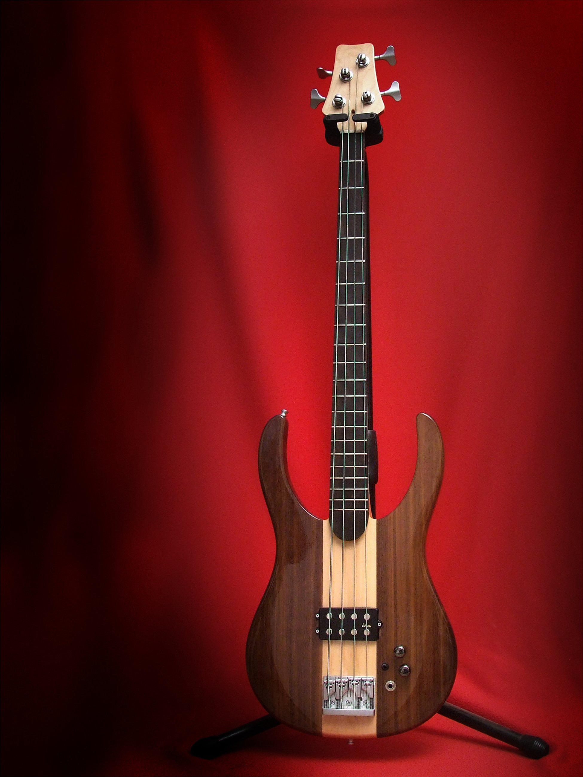Dettaglio del manico passante (neck-through body) del basso elettrico
