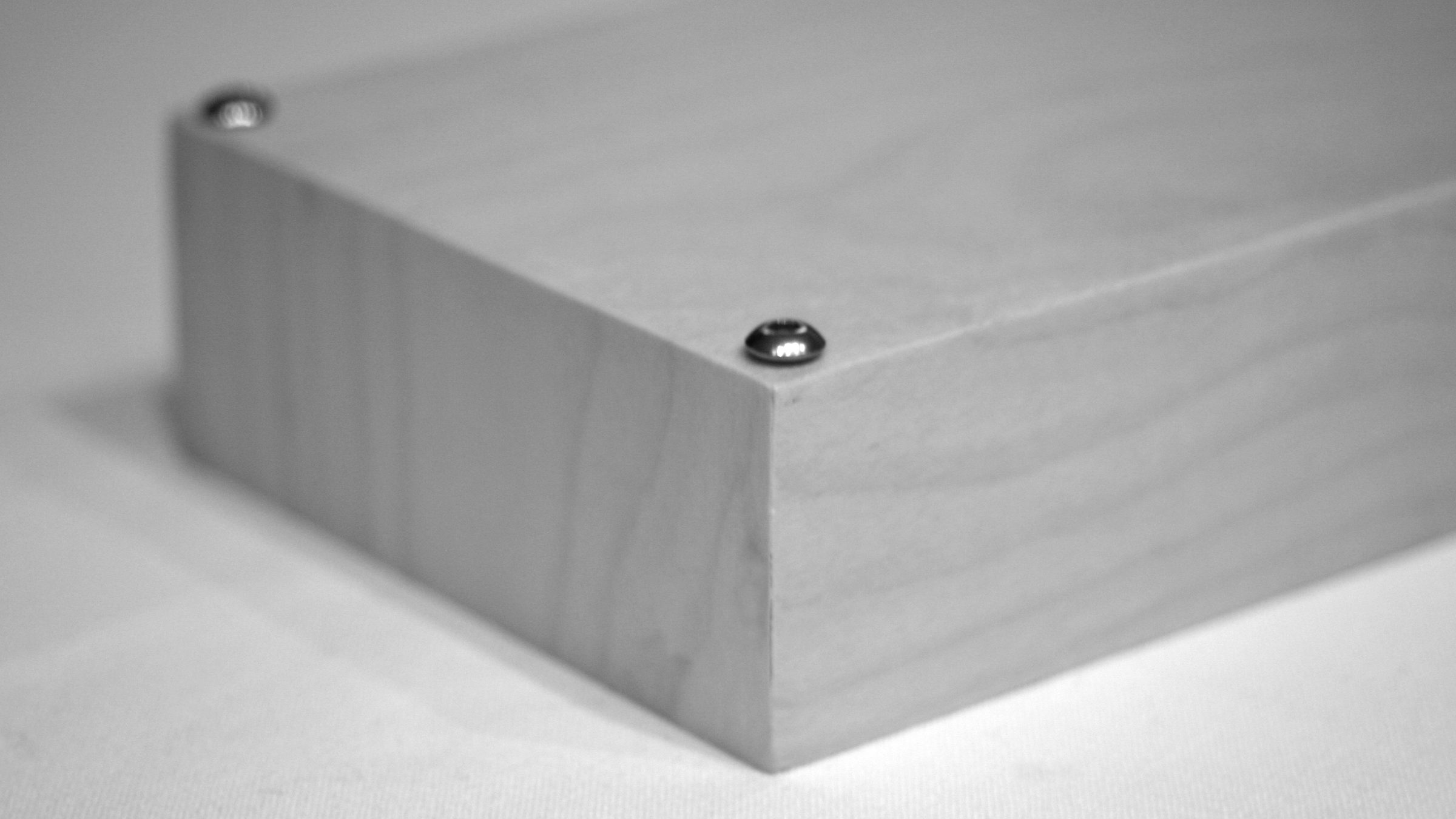 Dettaglio dell'angolo in legno con vite a vista di Bombo