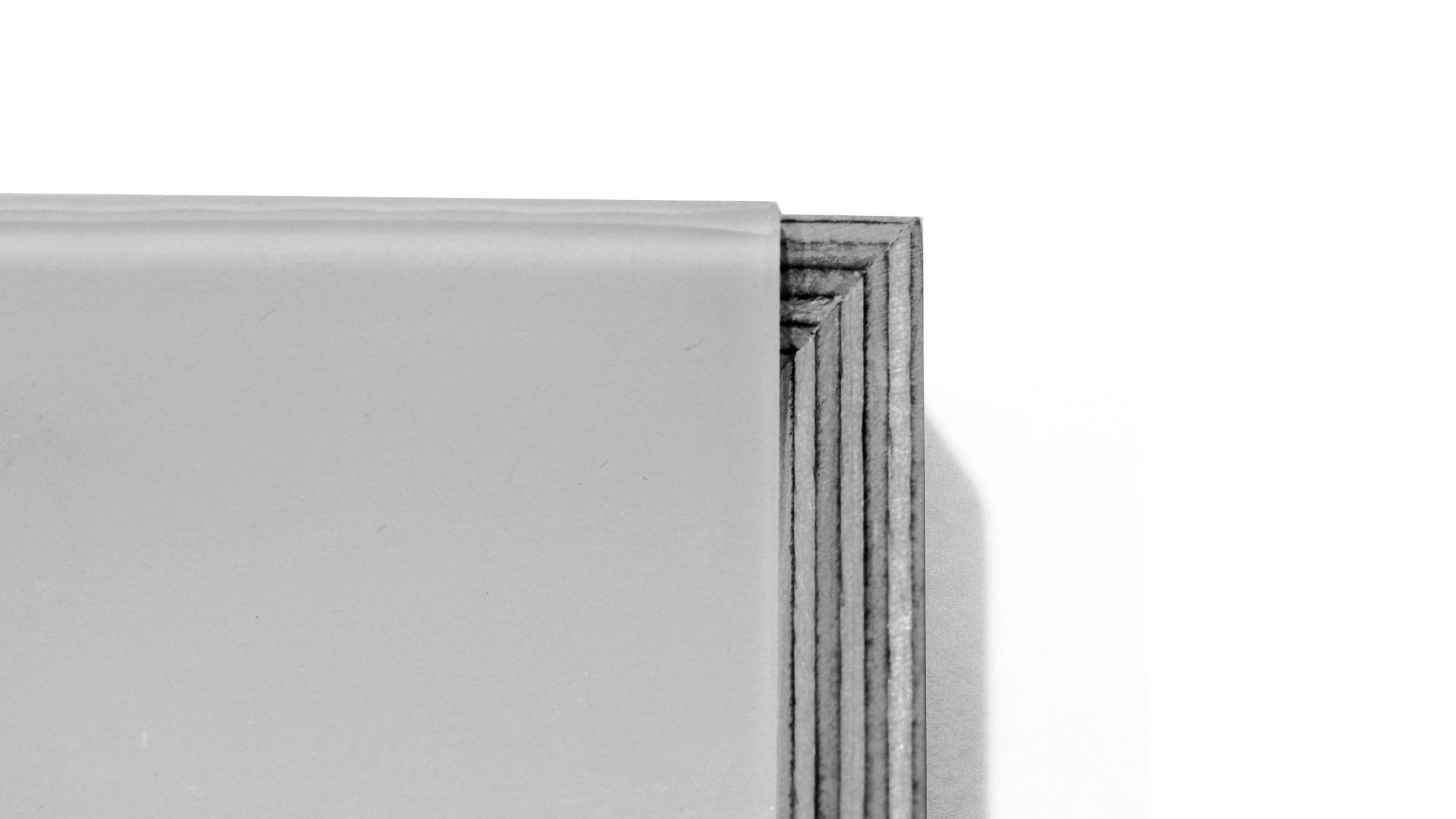 Dettaglio della tecnica di lavorazione folding sullo spigolo di Bombo