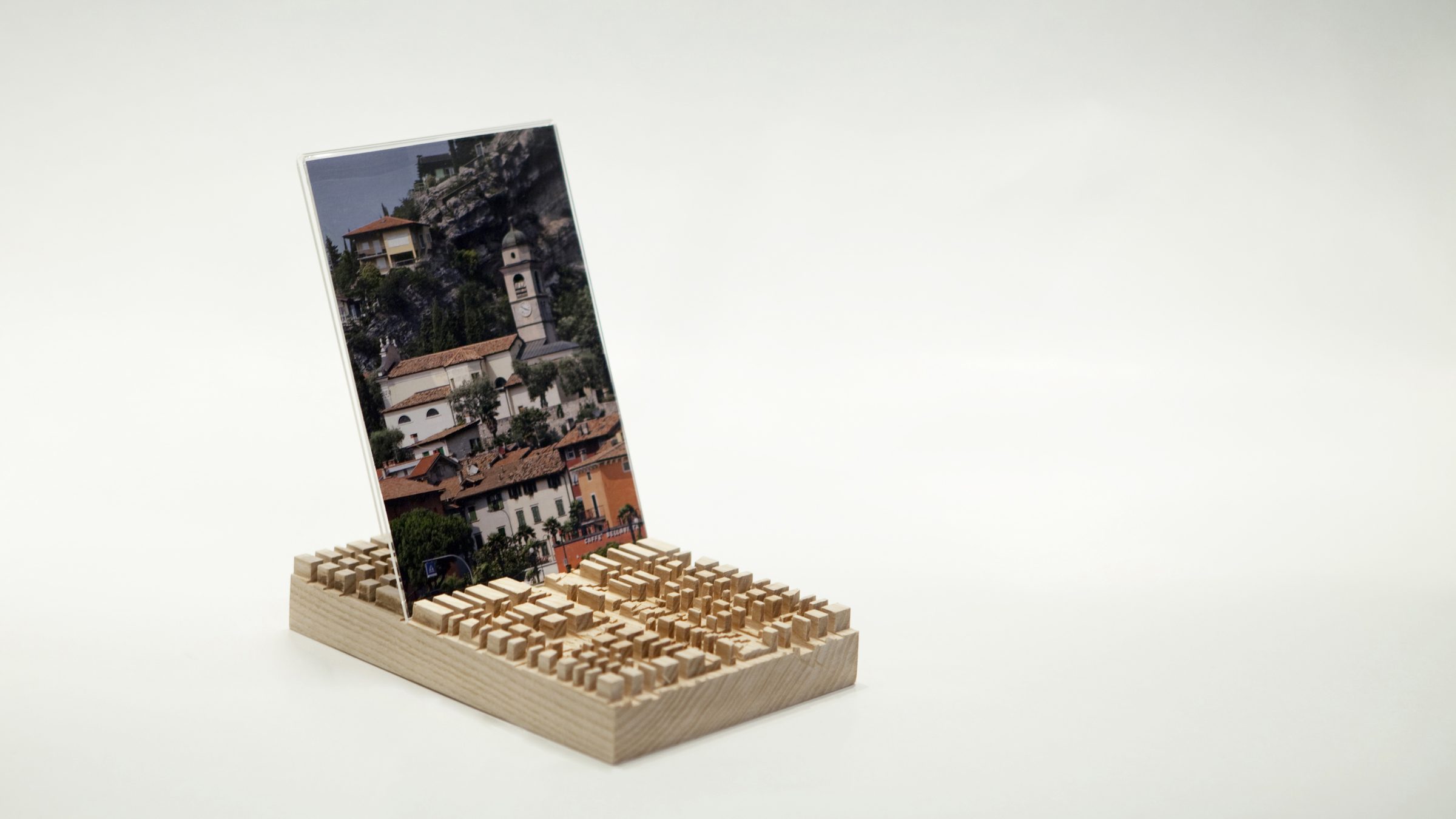City, portafoto con base in legno riciclato e cornice in plexiglass