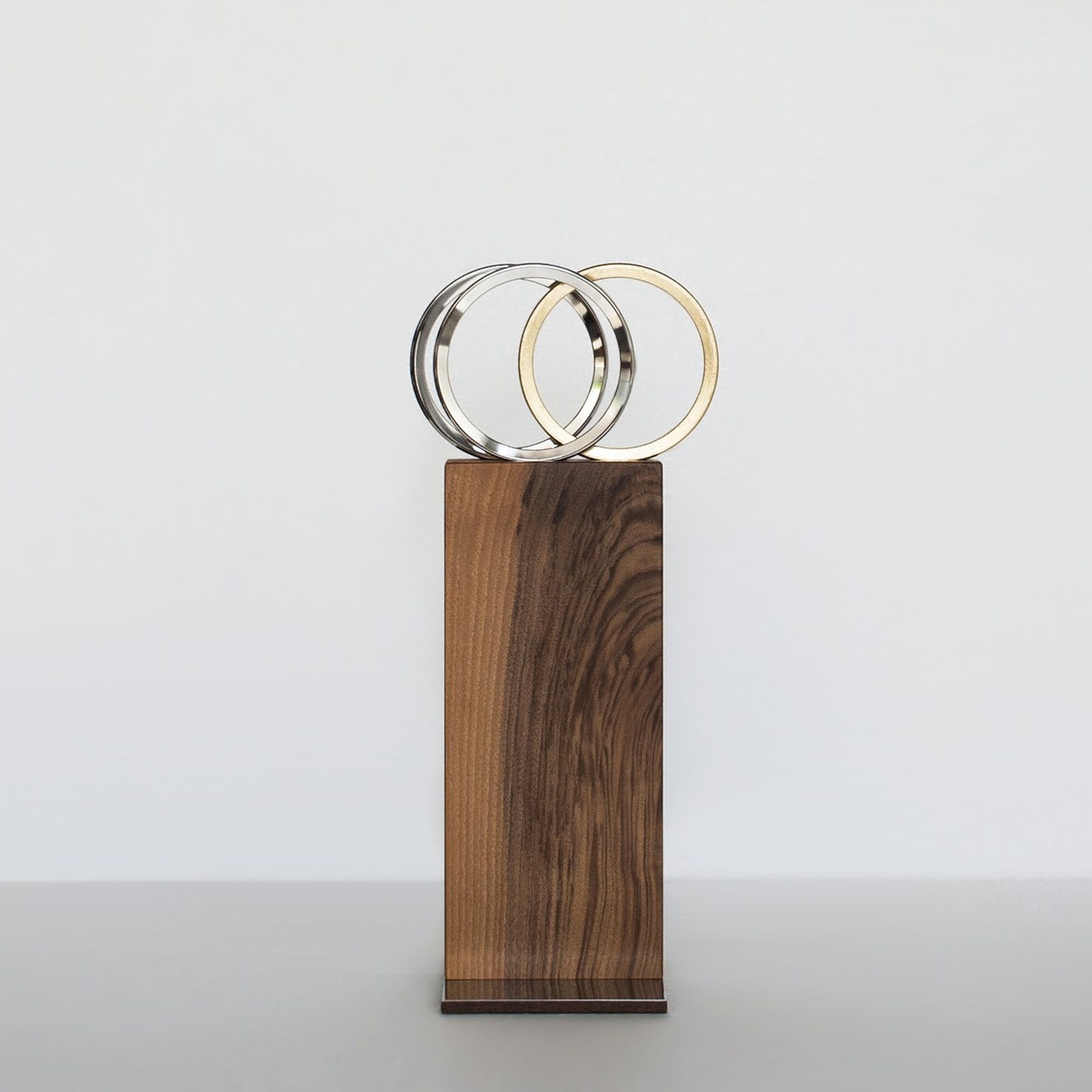 Coppa Agostoni, trofeo in legno di noce, design Alessandro Marelli