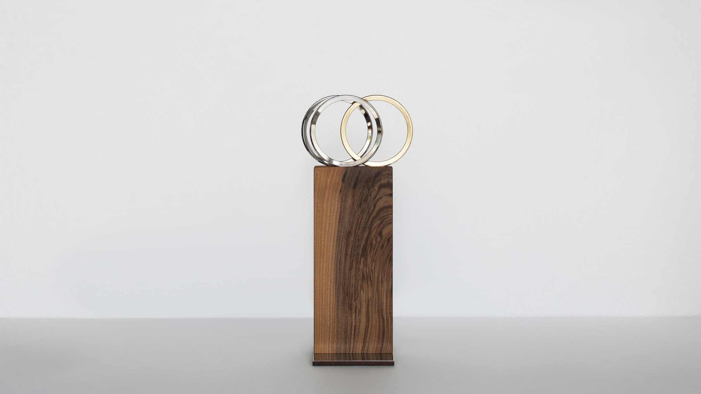 Coppa Agostoni, trofeo in legno di noce con cerchi metallici