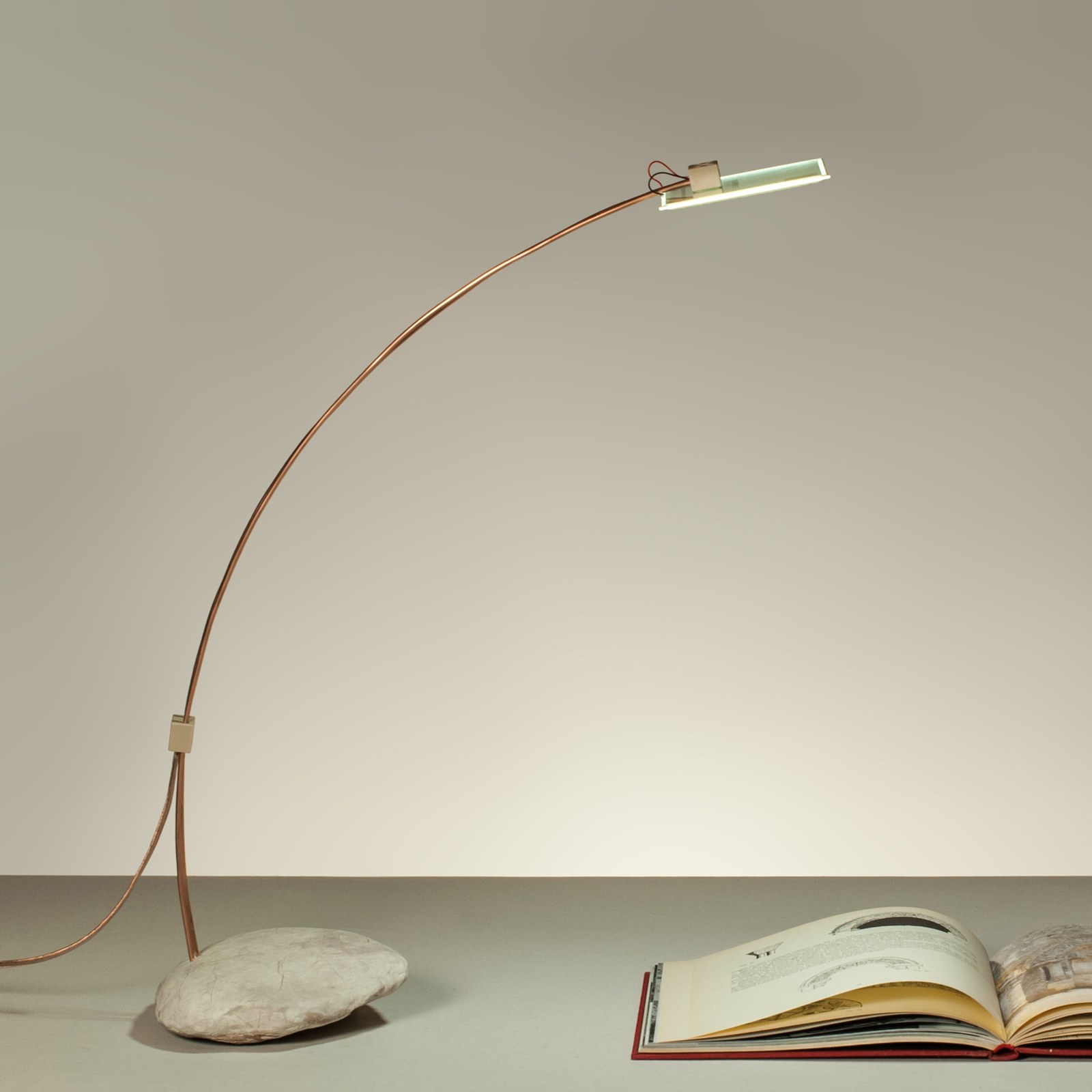 Cruda, lampada da tavolo a OLED e pietra, design Alessandro Marelli