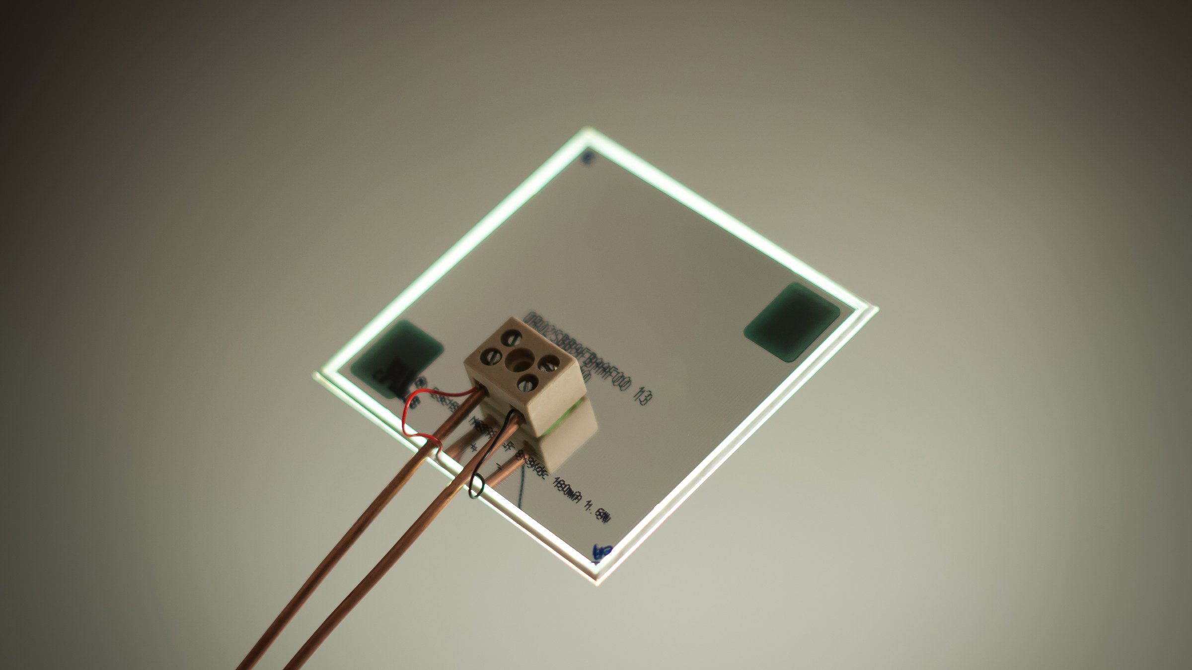 Dettaglio del film OLED di Cruda