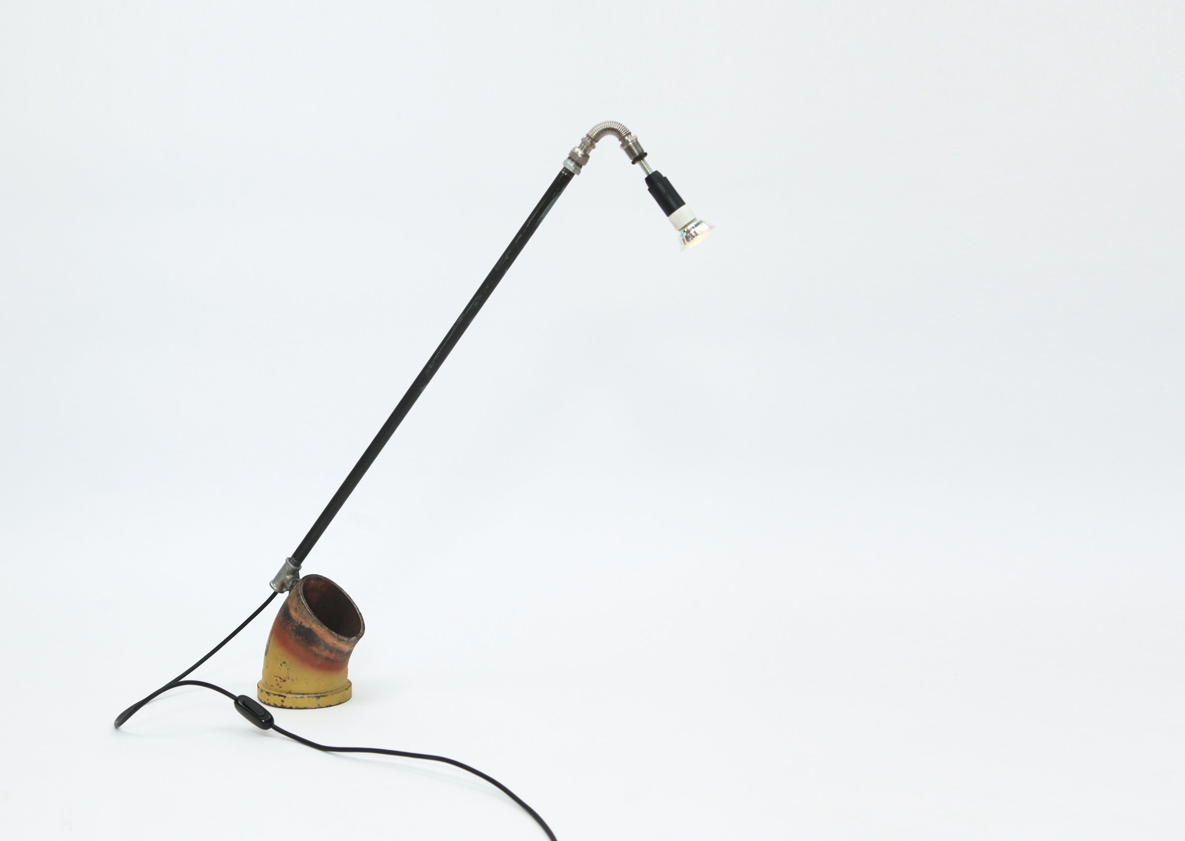 Curva, lampada da scrivania in metallo con base in tubo zincato, design Alessandro Marelli