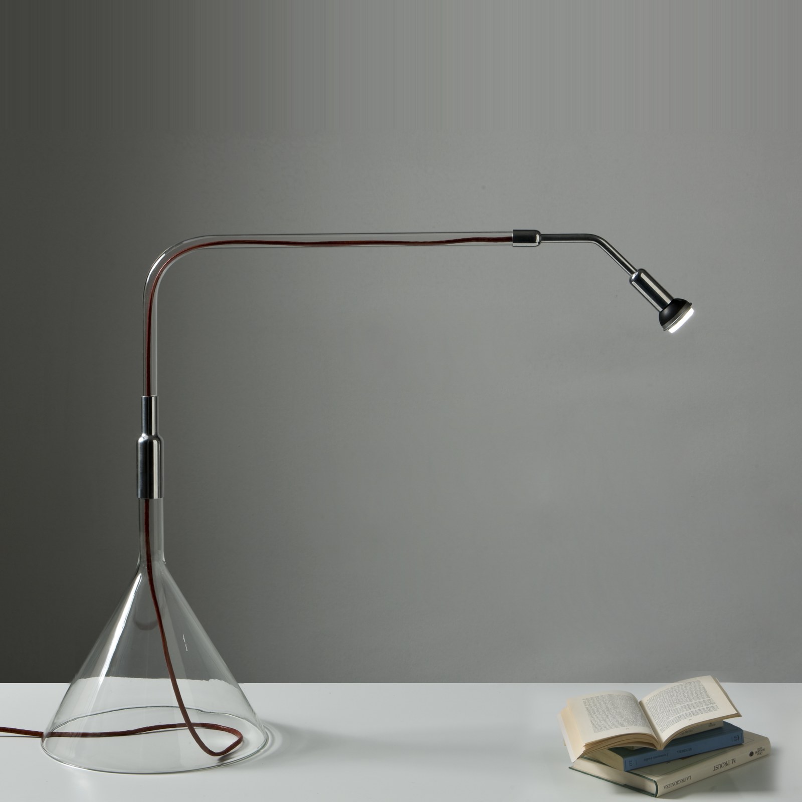 Gost, lampada da tavolo orientabile in vetro borosilicato, design Alessandro Marelli