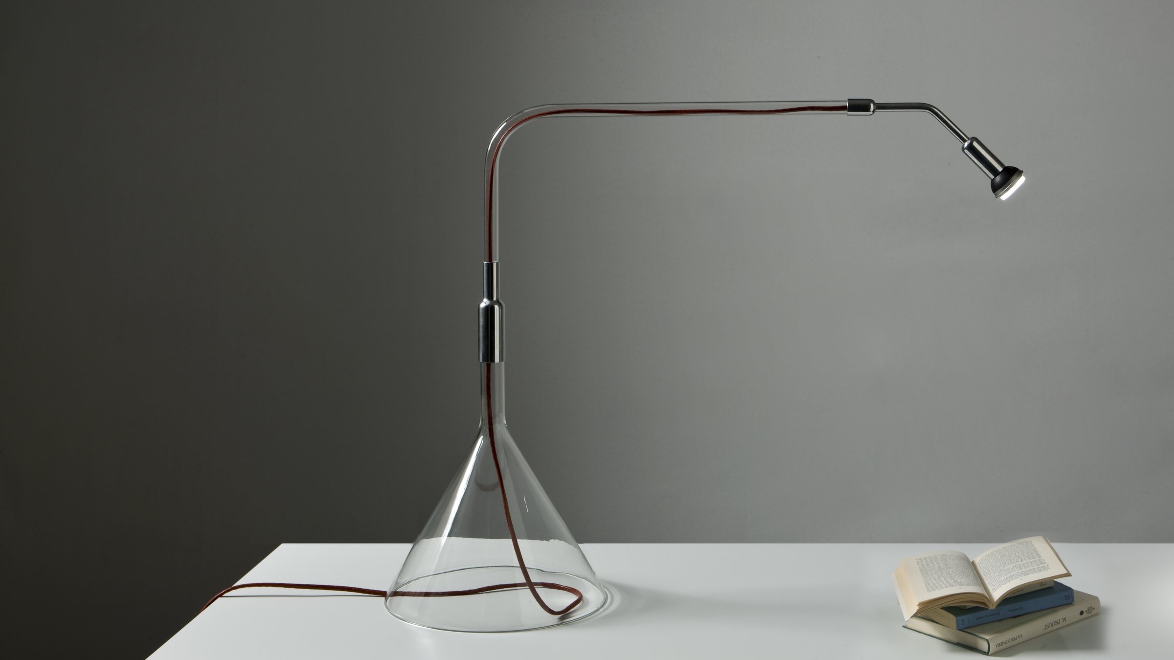 Gost, lampada da tavolo orientabile realizzata in vetro borosilicato da laboratorio