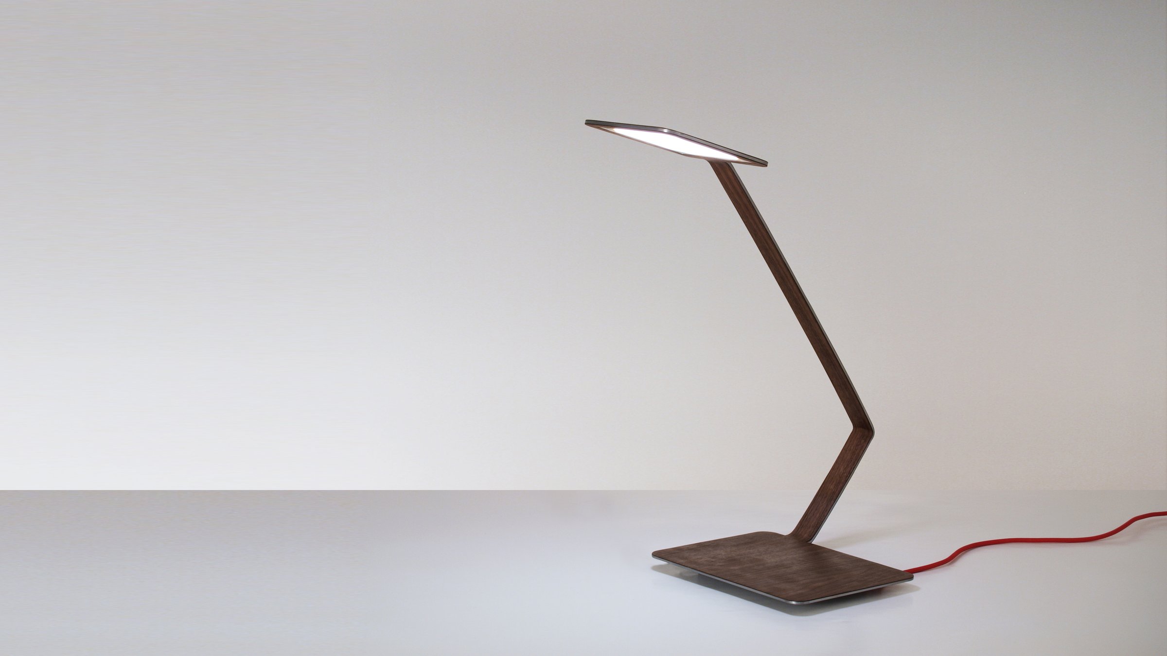 Lanx accesa, con la luce OLED che filtra dal legno di noce
