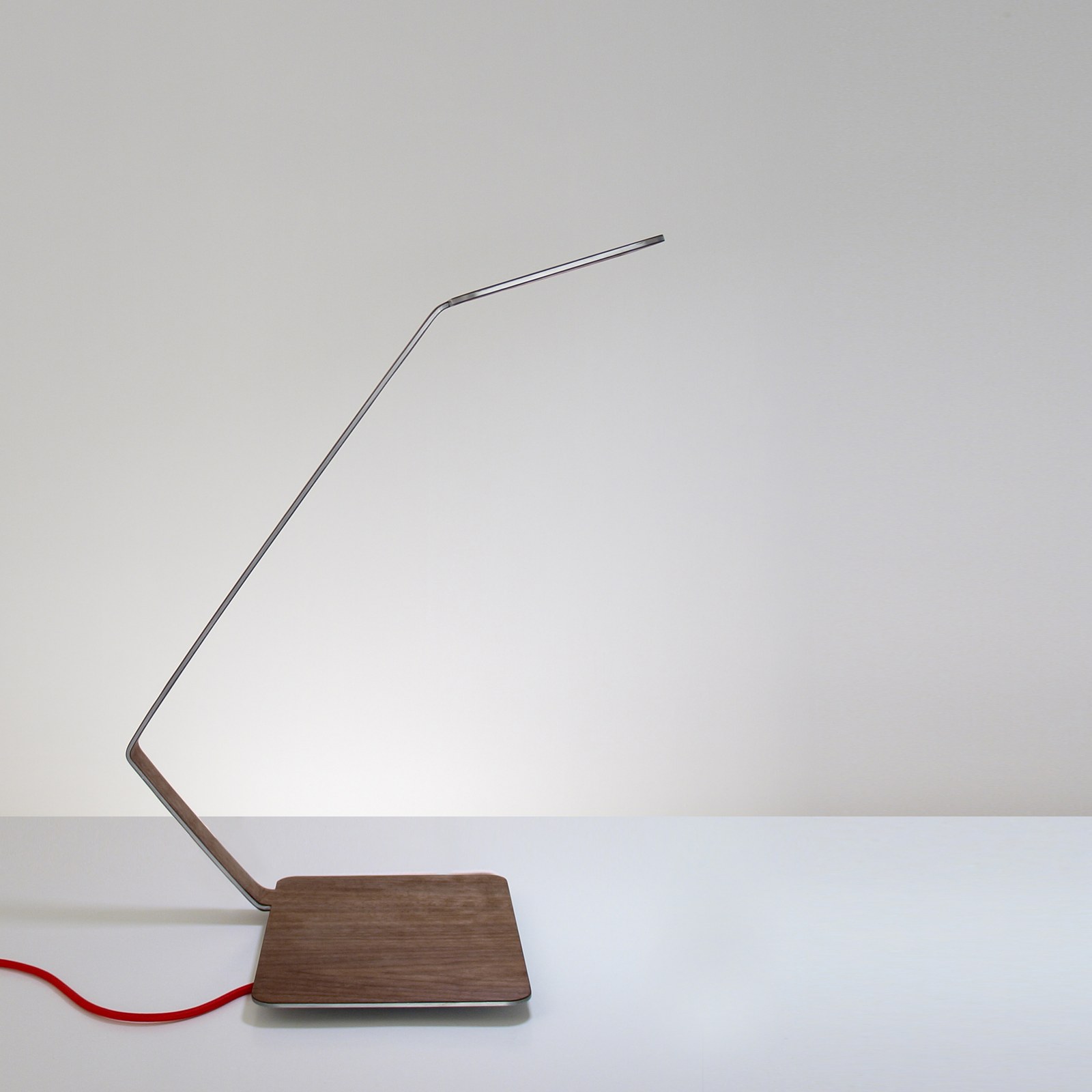 Lanx, lampada da tavolo a OLED rivestita in legno di noce, collezione Vitra Design Museum, design Alessandro Marelli