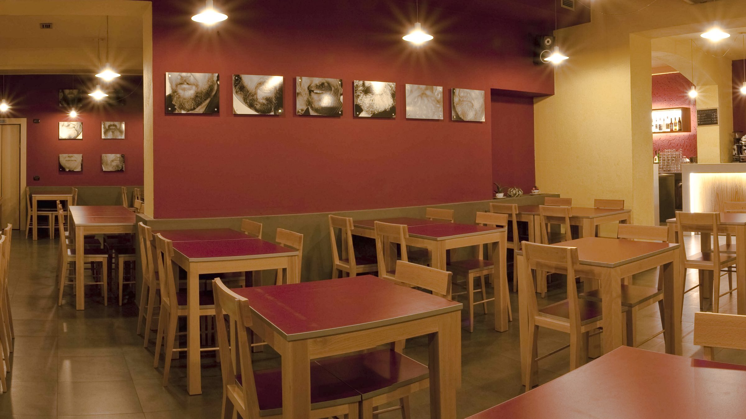 Sala del lounge bar con tavoli e sedie in legno massello di faggio su misura