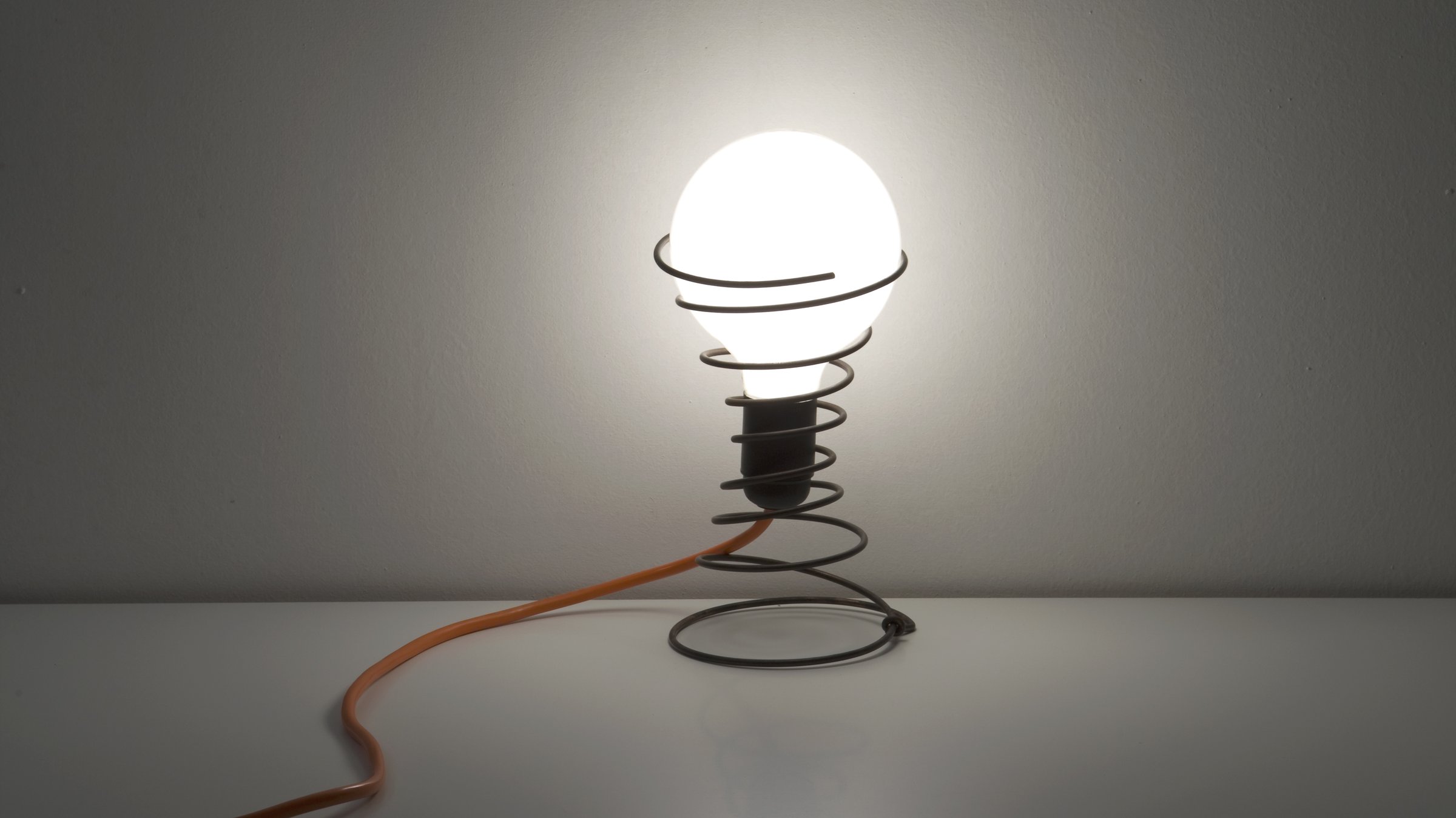 Mollight, lampada da comodino realizzata con una molla di recupero, design Alessandro Marelli