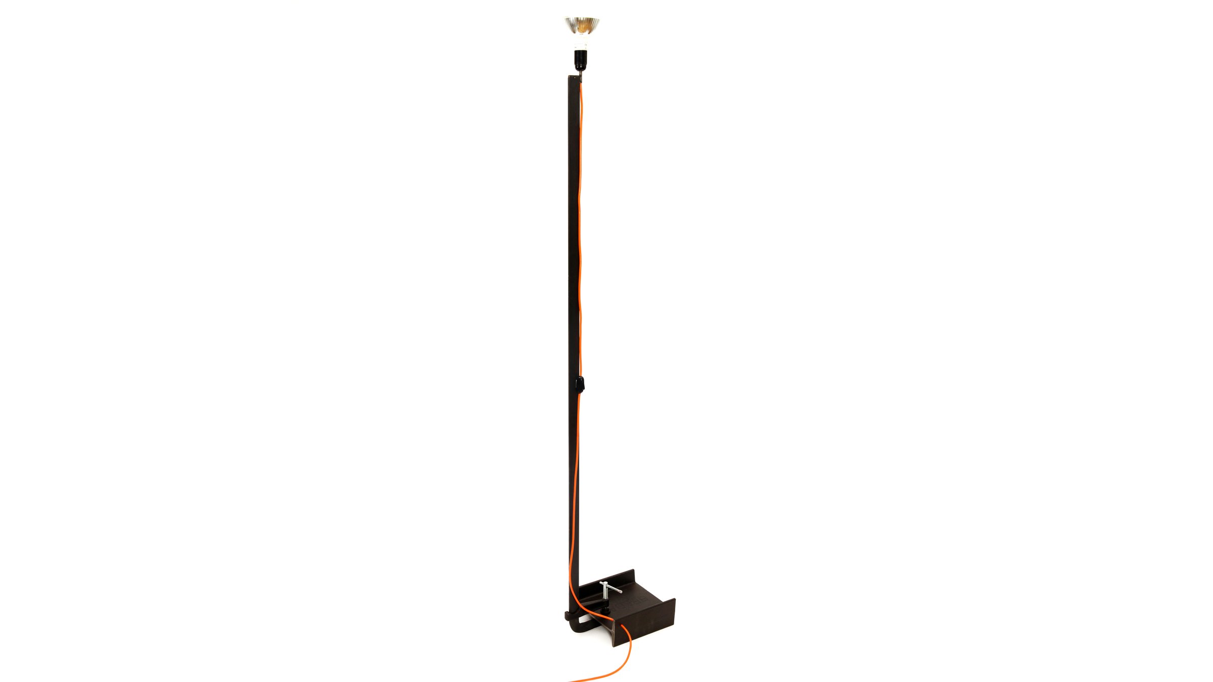 Stringimi, versione lampada da terra con strettoio in ferro