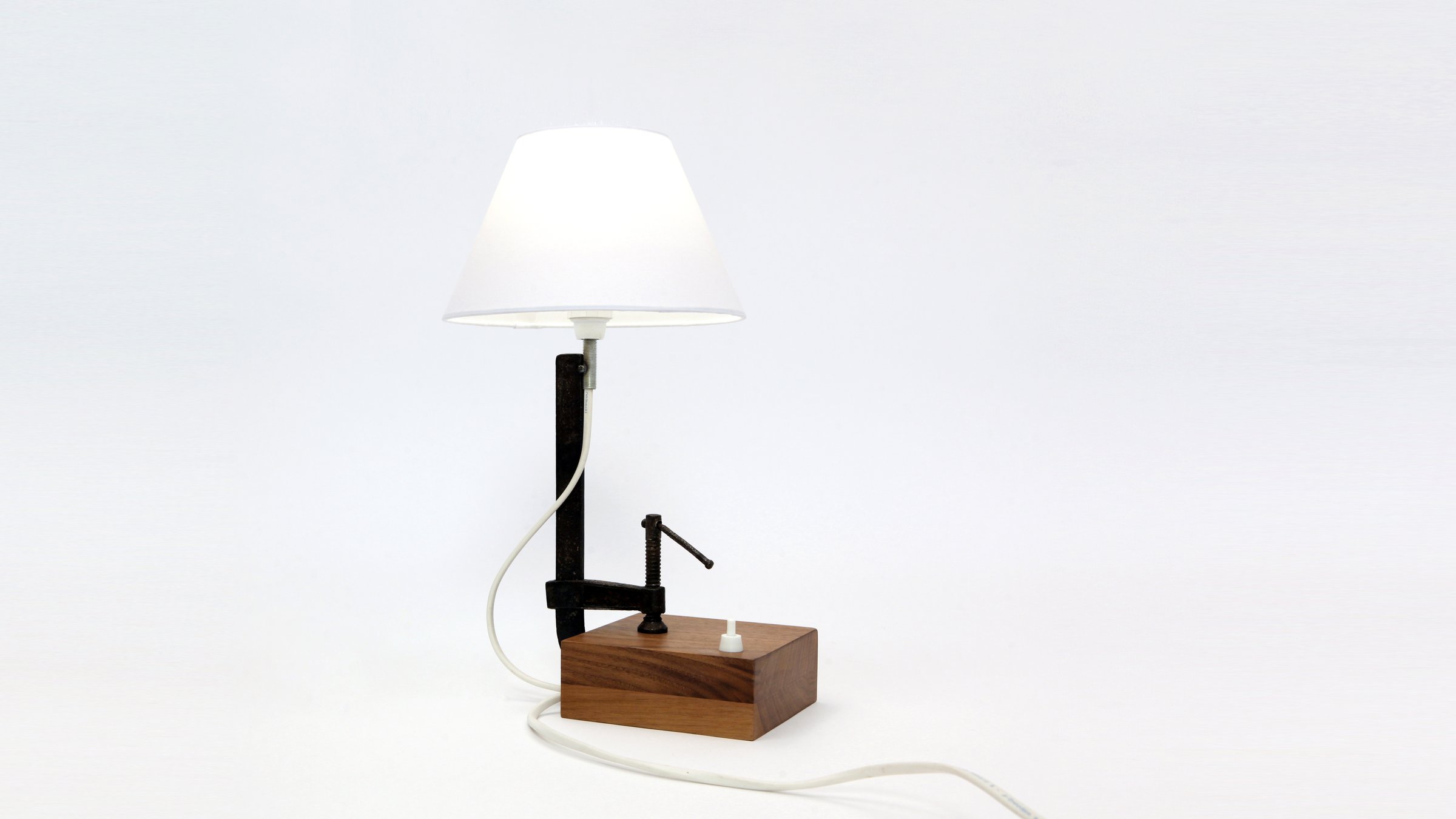 Stringimi, lampada da comodino con base ricavata da una morsa, design Alessandro Marelli
