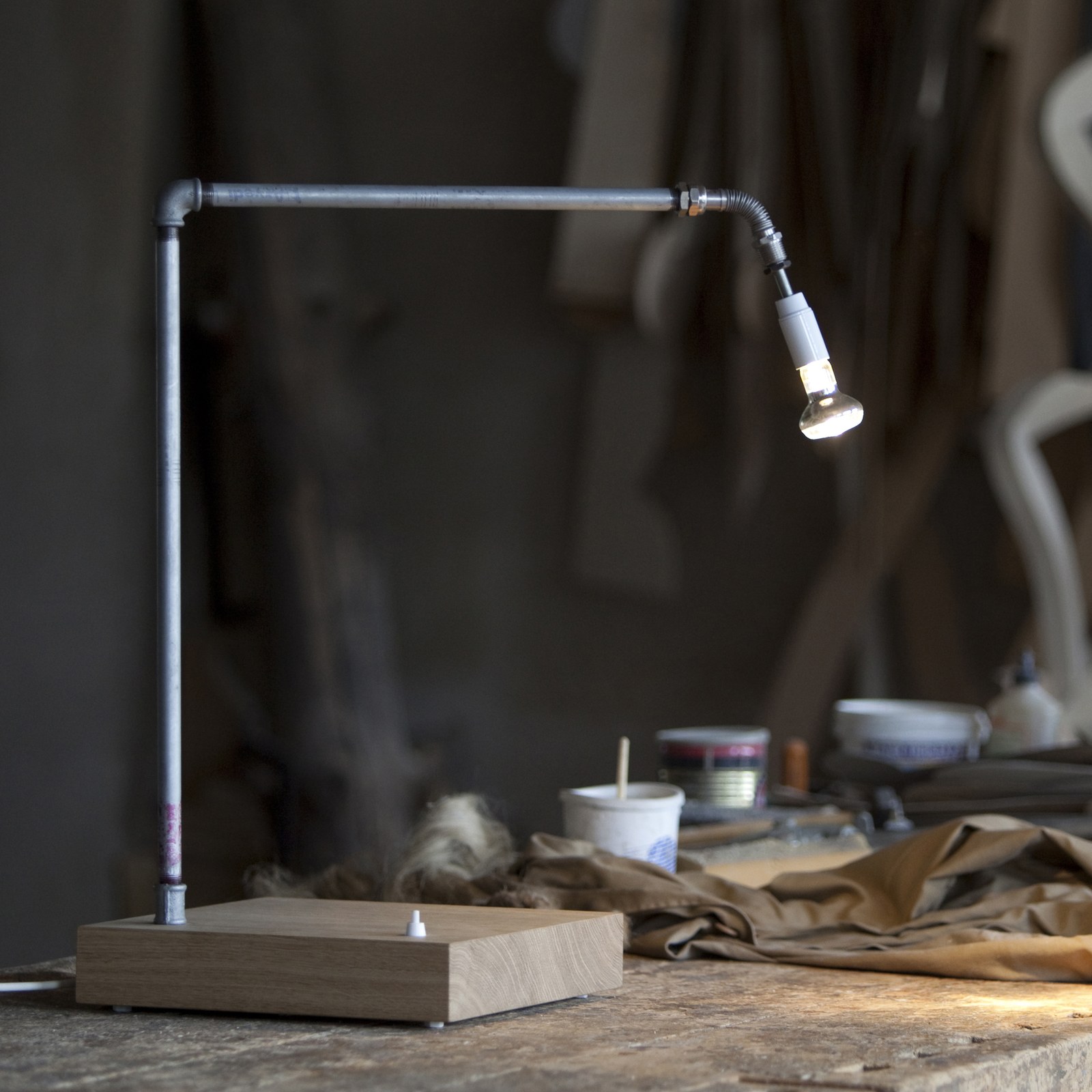 Tubularbells Orientabile, lampada da tavolo orientabile con base in legno, design Alessandro Marelli