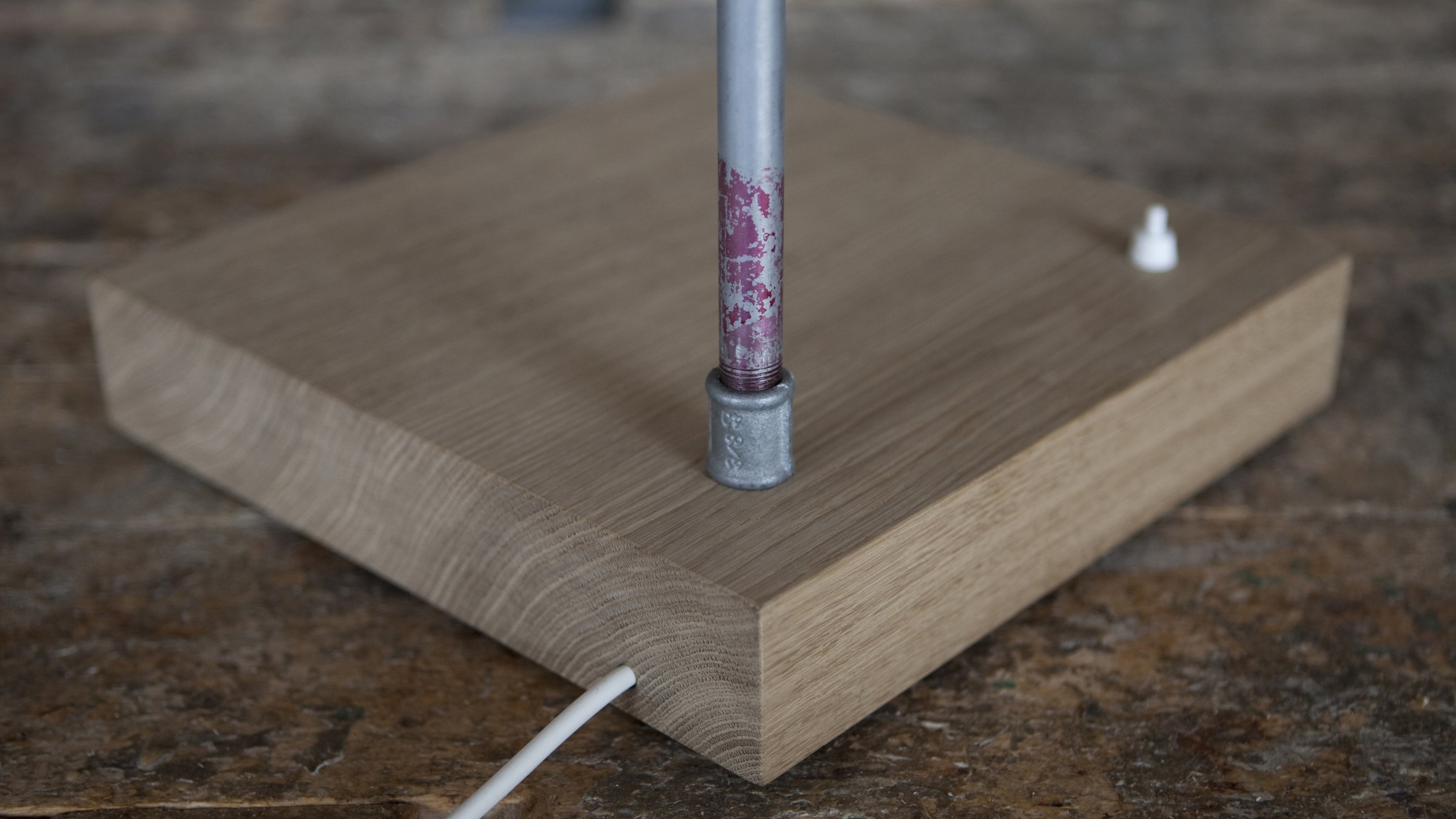 Dettaglio della base in legno di Tubularbells Orientabile