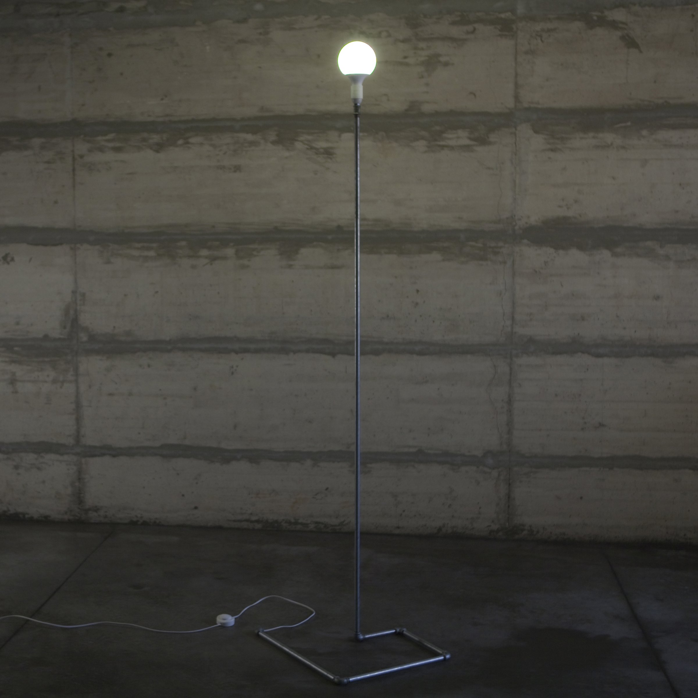 Tubularbells Terra, lampada da terra con struttura in tubi di ferro, design Alessandro Marelli
