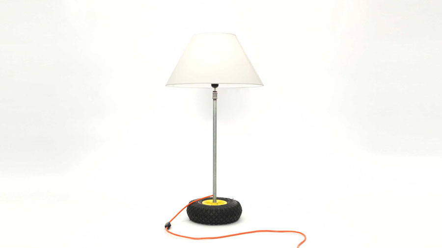 lampada da tavolo con base in gomma design alessandro marelli