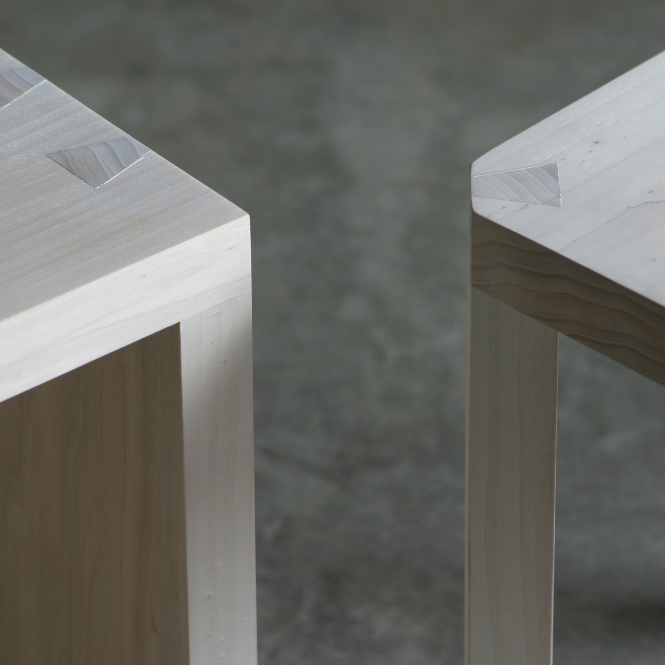 sistema di sedute realizzate in legno massello con incastri a coda di rondine design alessandro marelli