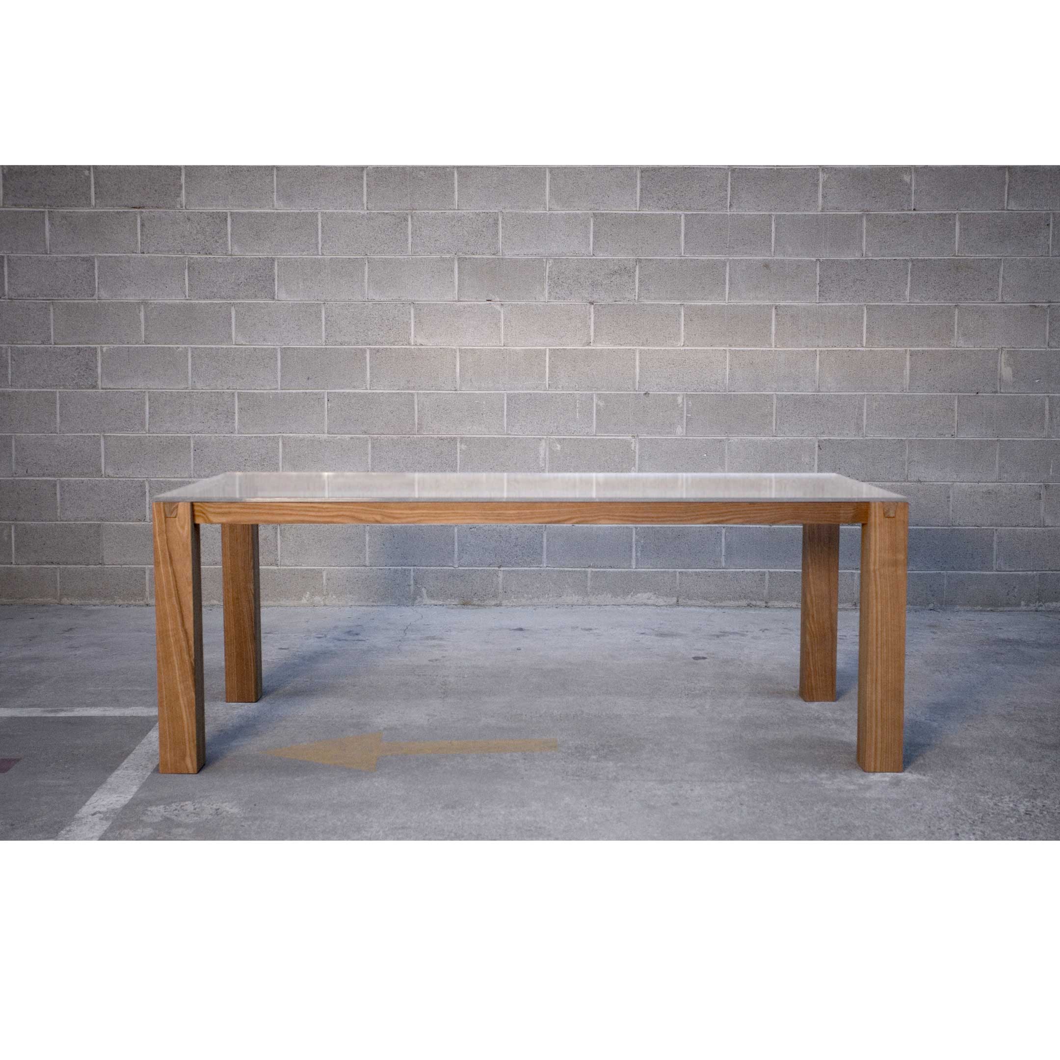 tavolo smontabile in legno massello con piano in cristallo design alessandro marelli
